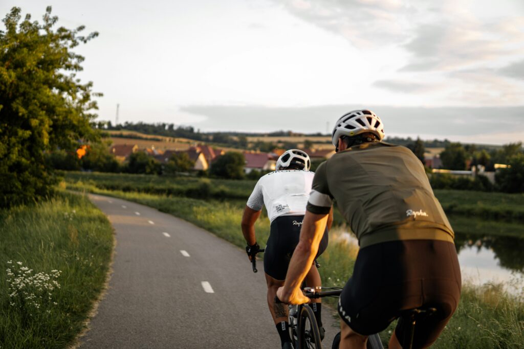 Rennradfahrer auf Radweg