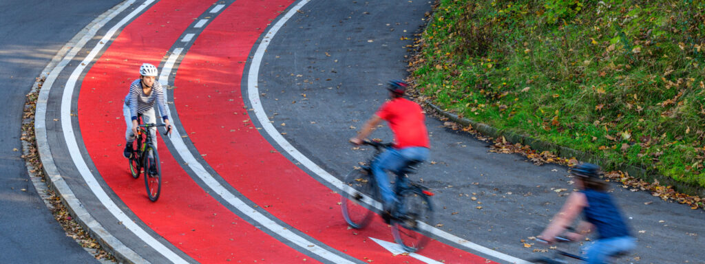 Städtische Mobilität ist in Zeiten des Klimawandels eine große Herausforderung für umweltbewusste Stadtverwaltungen und Verkehrsplaner. Viele verschiedene Verkehrsmittel müssen unter ein Dach gebracht und miteinander vernetzt werden - in diesem Fall der Fahrrad- und Autoverkehr auf öffentlichen Straßen.